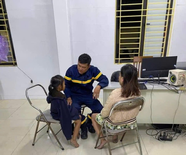 Giải cứu người mẹ &ocirc;m b&eacute; g&aacute;i g&agrave;o kh&oacute;c định nhảy cầu- Ảnh 1.