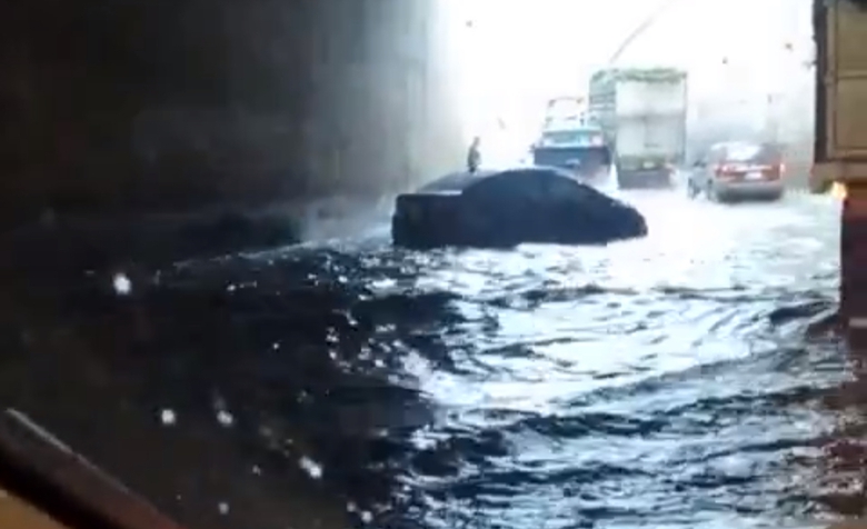 Ngập hầm chui ng&atilde; tư Vũng T&agrave;u, nhiều &ocirc; t&ocirc; chết m&aacute;y phải gọi cứu hộ- Ảnh 1.