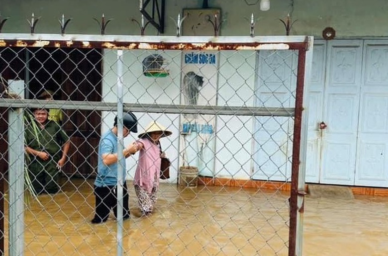 Đồng Nai: Công an xã hỗ trợ di dời tài sản, đưa người dân ra khỏi vùng ngập sâu- Ảnh 2. Đồng Nai: Công an xã hỗ trợ di dời tài sản, đưa người dân ra khỏi vùng ngập sâu- Ảnh 2.