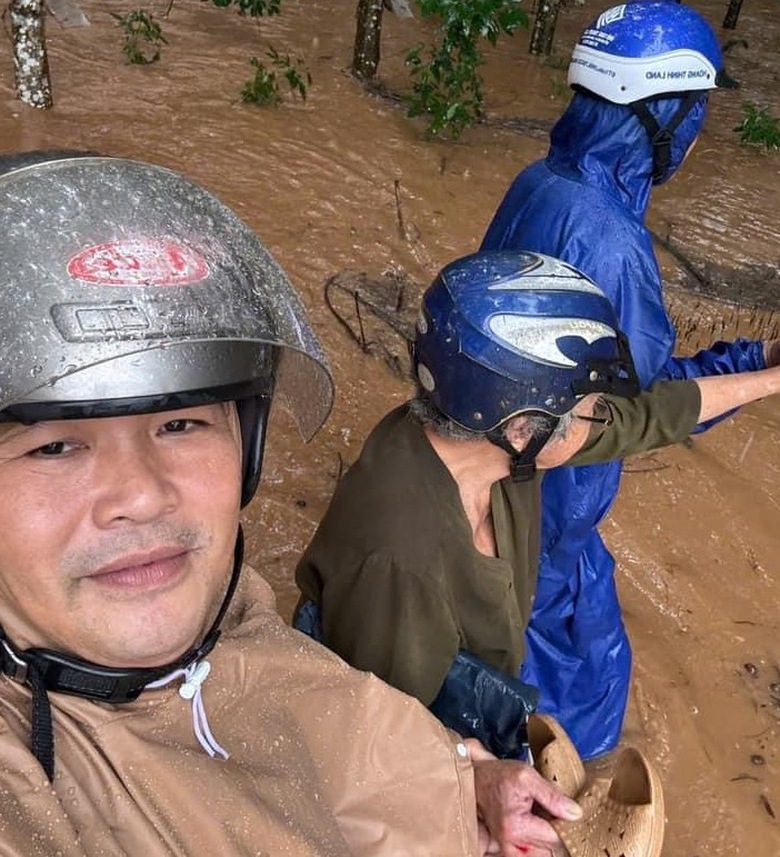 Đồng Nai: Công an xã hỗ trợ di dời tài sản, đưa người dân ra khỏi vùng ngập sâu- Ảnh 1. Đồng Nai: Công an xã hỗ trợ di dời tài sản, đưa người dân ra khỏi vùng ngập sâu- Ảnh 1.