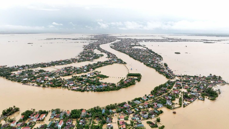 L&atilde;nh đạo v&ugrave;ng rốn lũ xin tạm dừng c&aacute;c nh&oacute;m cứu trợ để đảm bảo an to&agrave;n- Ảnh 2.