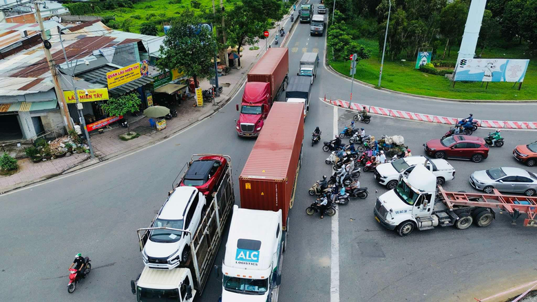 Xe qu&aacute; tải giảm 93%, TP.HCM đề xuất gia hạn th&iacute; điểm phạt nguội- Ảnh 1.