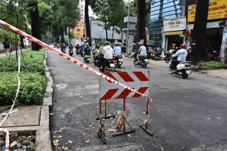 Khắc phục sự cố đường sụp lún nửa mét ngay trung tâm TP.HCM- Ảnh 3. Khắc phục sự cố đường sụp lún nửa mét ngay trung tâm TP.HCM- Ảnh 3.