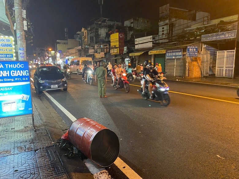 Phuy chứa dầu ở tiệm sửa xe ph&aacute;t nổ, một người bị bỏng nặng- Ảnh 1.