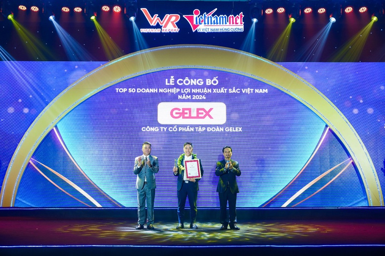 Ảnh c&oacute; chứa văn bản, trang phục, M&agrave;u xanh nước biển đậm, người  M&ocirc; tả được tạo tự động