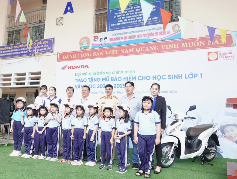 HEAD Sơn Minh trao MBH, tuyên truyền ATGT cho hàng nghìn học sinh ở huyện Bình Chánh- Ảnh 1. HEAD Sơn Minh trao MBH, tuyên truyền ATGT cho hàng nghìn học sinh ở huyện Bình Chánh- Ảnh 1.