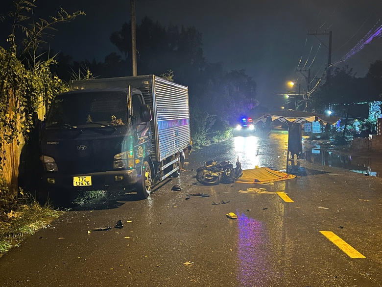 Xe máy tông đuôi xe tải, thanh niên tử vong- Ảnh 1. Xe máy tông đuôi xe tải, thanh niên tử vong- Ảnh 1.