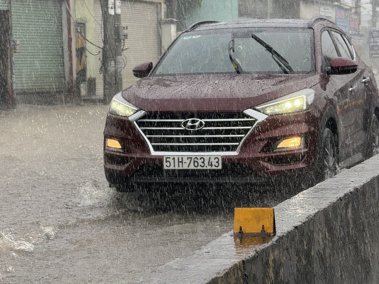 Ngập hầm chui ng&atilde; tư Vũng T&agrave;u, nhiều &ocirc; t&ocirc; chết m&aacute;y phải gọi cứu hộ- Ảnh 3.