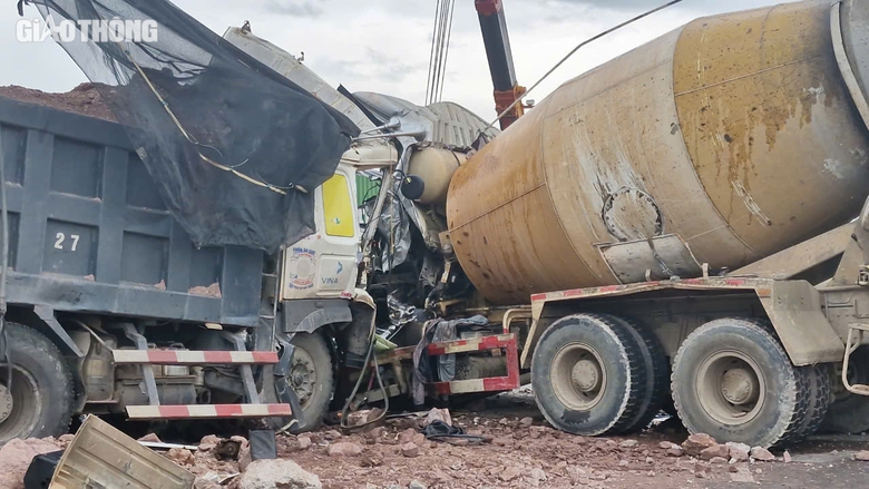 Hiện trường vụ tai nạn li&ecirc;n ho&agrave;n, 6 phương tiện d&iacute;nh chặt nhau ở Bắc Ninh- Ảnh 4.