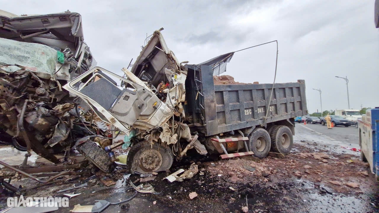 Hiện trường vụ tai nạn li&ecirc;n ho&agrave;n, 6 phương tiện d&iacute;nh chặt nhau ở Bắc Ninh- Ảnh 2.