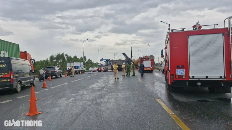 Hiện trường vụ tai nạn li&ecirc;n ho&agrave;n, 6 phương tiện d&iacute;nh chặt nhau ở Bắc Ninh- Ảnh 1.