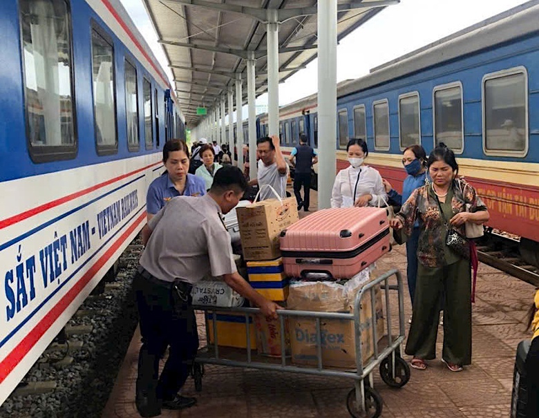 Đường sắt tiếp tục chạy t&agrave;u, chuyển tải h&agrave;nh kh&aacute;ch qua Quảng Trị- Ảnh 1.