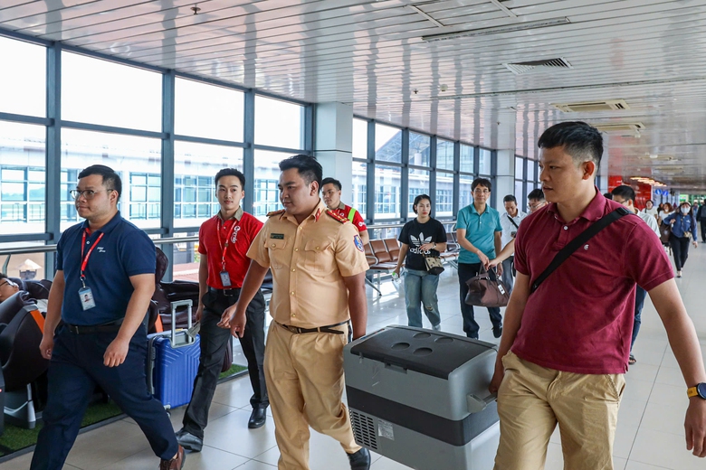 CSGT dẫn đo&agrave;n đưa quả tim hiến tặng từ H&agrave; Nội v&agrave;o Huế cứu sống bệnh nh&acirc;n- Ảnh 2.