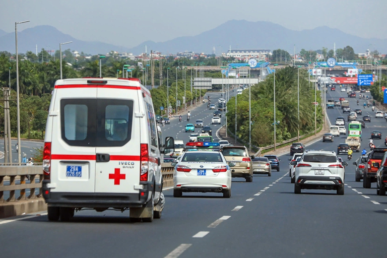 CSGT dẫn đo&agrave;n đưa quả tim hiến tặng từ H&agrave; Nội v&agrave;o Huế cứu sống bệnh nh&acirc;n- Ảnh 1.