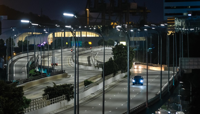 Singapore lắp đặt đ&egrave;n đường th&ocirc;ng minh tự điều chỉnh độ s&aacute;ng, tự ph&aacute;t hiện lỗi- Ảnh 2.
