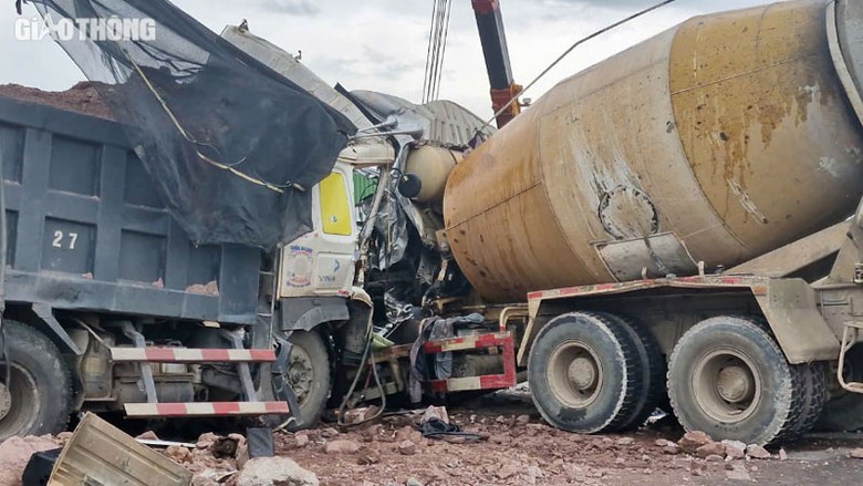 Hiện trường vụ tai nạn cho thấy c&aacute;c xe biến dạng phần đầu, c&aacute;c t&agrave;i xế mắc kẹt trong cabin.