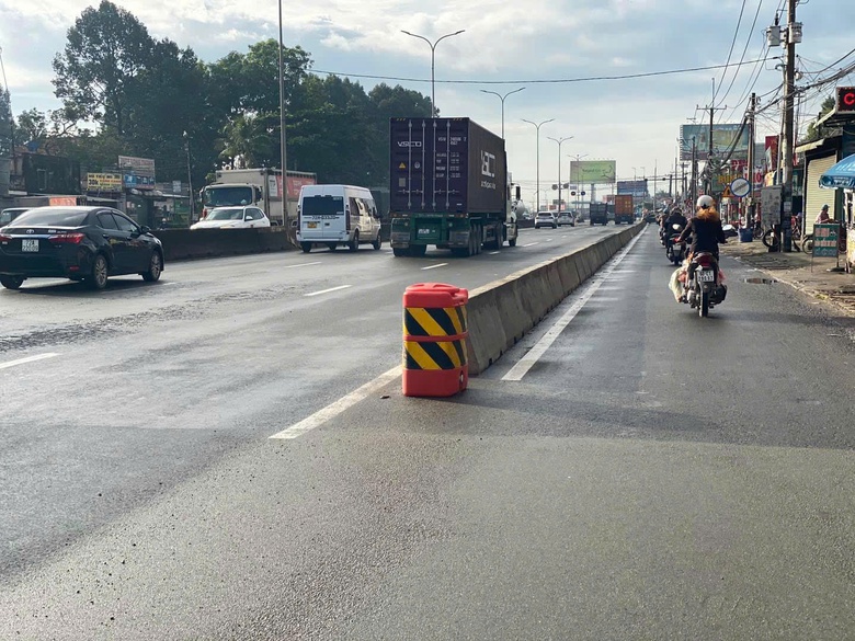 Lắp dải phân cách cứng chia làn ô tô, xe máy tại điểm đen TNGT trên QL51- Ảnh 1. Lắp dải phân cách cứng chia làn ô tô, xe máy tại điểm đen TNGT trên QL51- Ảnh 1.