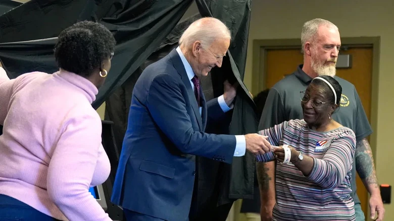 Tổng thống Mỹ Joe Biden đi bỏ phiếu sớm, đặt trọn niềm tin v&agrave;o b&agrave; Kamala Harris- Ảnh 1.