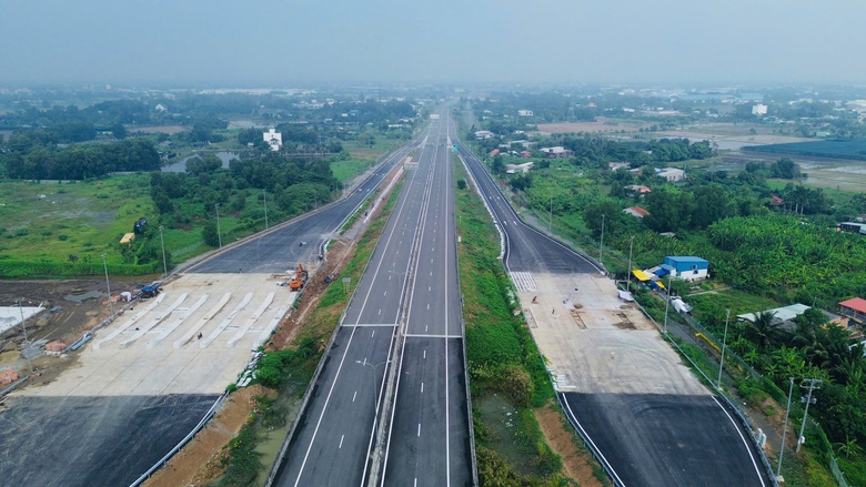 Nhộn nhịp c&ocirc;ng trường cao tốc ph&iacute;a Nam d&ugrave; s&aacute;ng nắng, chiều mưa- Ảnh 1.