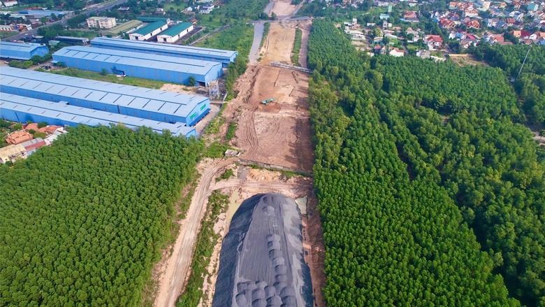 Nhộn nhịp c&ocirc;ng trường cao tốc ph&iacute;a Nam d&ugrave; s&aacute;ng nắng, chiều mưa- Ảnh 5.