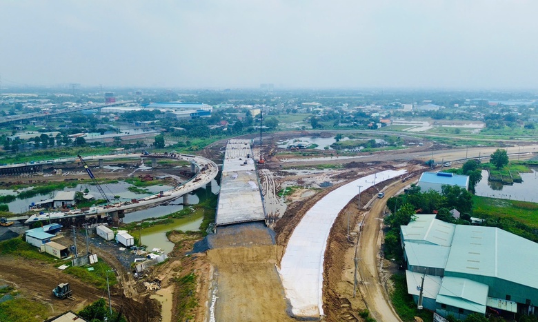 Nhộn nhịp c&ocirc;ng trường cao tốc ph&iacute;a Nam d&ugrave; s&aacute;ng nắng, chiều mưa- Ảnh 2.