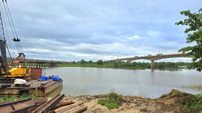 Hai cầu C&acirc;u L&acirc;u sửa chữa c&ugrave;ng l&uacute;c, &ocirc; t&ocirc; di chuyển tr&ecirc;n QL1A Quảng Nam thế n&agrave;o?- Ảnh 1.