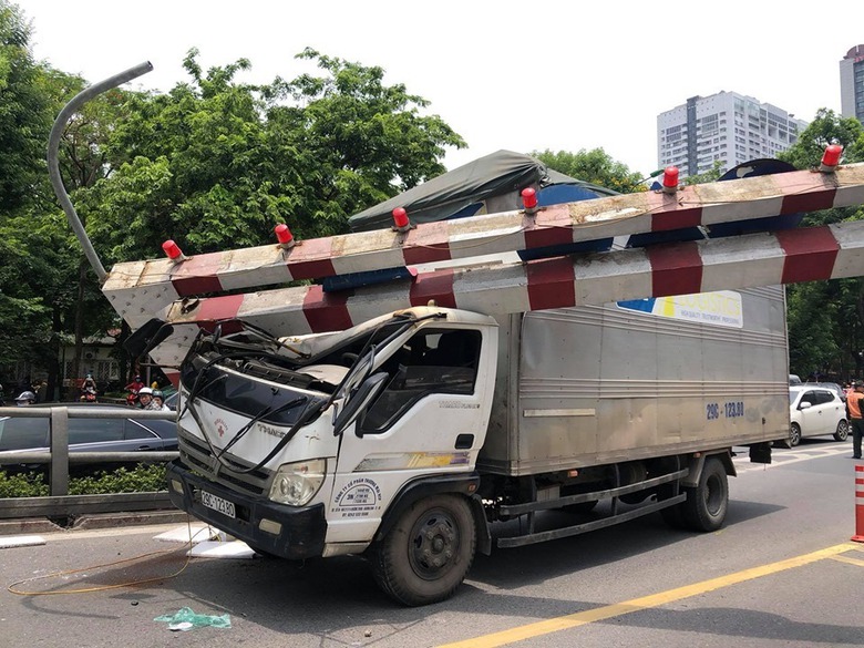 Xe tải mắc kẹt gầm cầu, t&ocirc;ng g&atilde;y khung cầu vượt: T&agrave;i xế kh&ocirc;ng chỉ bị xử phạt- Ảnh 2.