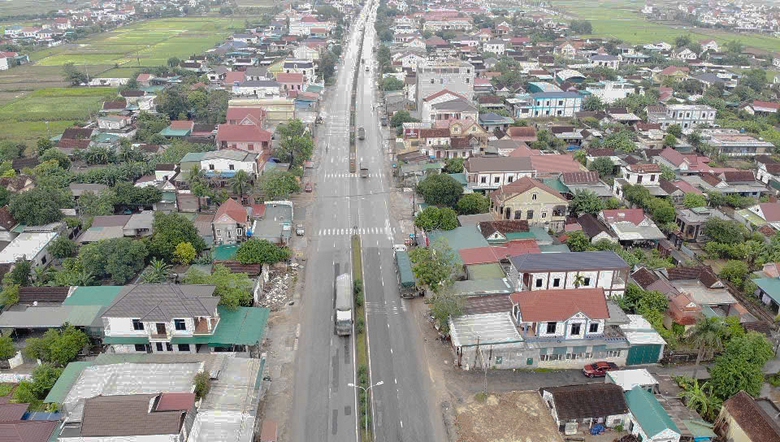 Nghệ An: Bất cập giao th&ocirc;ng ở ng&atilde; ba chợ Sy Nam tr&ecirc;n QL1, tai nạn r&igrave;nh rập người đi đường- Ảnh 1.