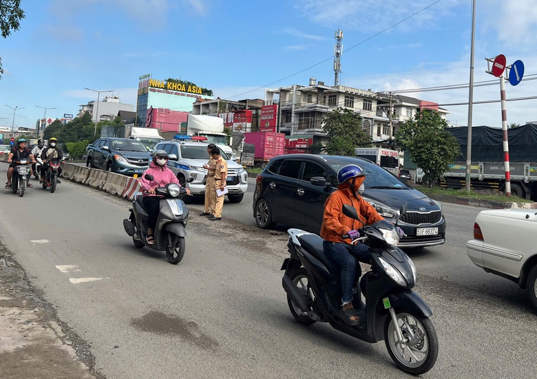 Lắp dải phân cách cứng chia làn ô tô, xe máy tại điểm đen TNGT trên QL51- Ảnh 3. Lắp dải phân cách cứng chia làn ô tô, xe máy tại điểm đen TNGT trên QL51- Ảnh 3.