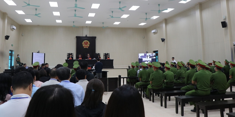 Xét xử nguyên lãnh đạo Bắc Ninh: Nhiều bị cáo khai nhận tiền tỷ ngoài vụ án- Ảnh 2. Xét xử nguyên lãnh đạo Bắc Ninh: Nhiều bị cáo khai nhận tiền tỷ ngoài vụ án- Ảnh 2.