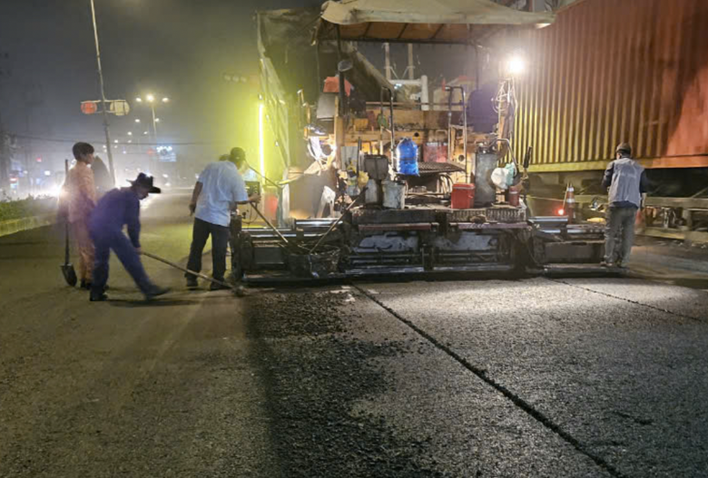 Lắp dải phân cách cứng chia làn ô tô, xe máy tại điểm đen TNGT trên QL51- Ảnh 2. Lắp dải phân cách cứng chia làn ô tô, xe máy tại điểm đen TNGT trên QL51- Ảnh 2.