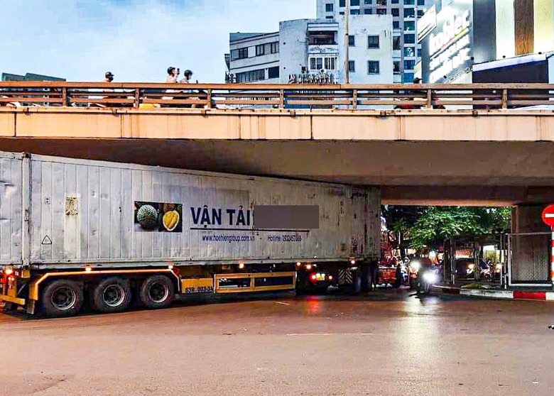 Xe tải mắc kẹt gầm cầu, t&ocirc;ng g&atilde;y khung cầu vượt: T&agrave;i xế kh&ocirc;ng chỉ bị xử phạt- Ảnh 1.