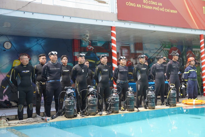 C&ocirc;ng an TP.HCM ra mắt hai tổ cảnh s&aacute;t tinh nhuệ tr&ecirc;n cạn v&agrave; dưới nước- Ảnh 2.
