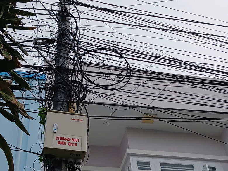 C&aacute;p điện, viễn th&ocirc;ng giăng "mạng nhện" tr&ecirc;n phố Cần Thơ- Ảnh 1.
