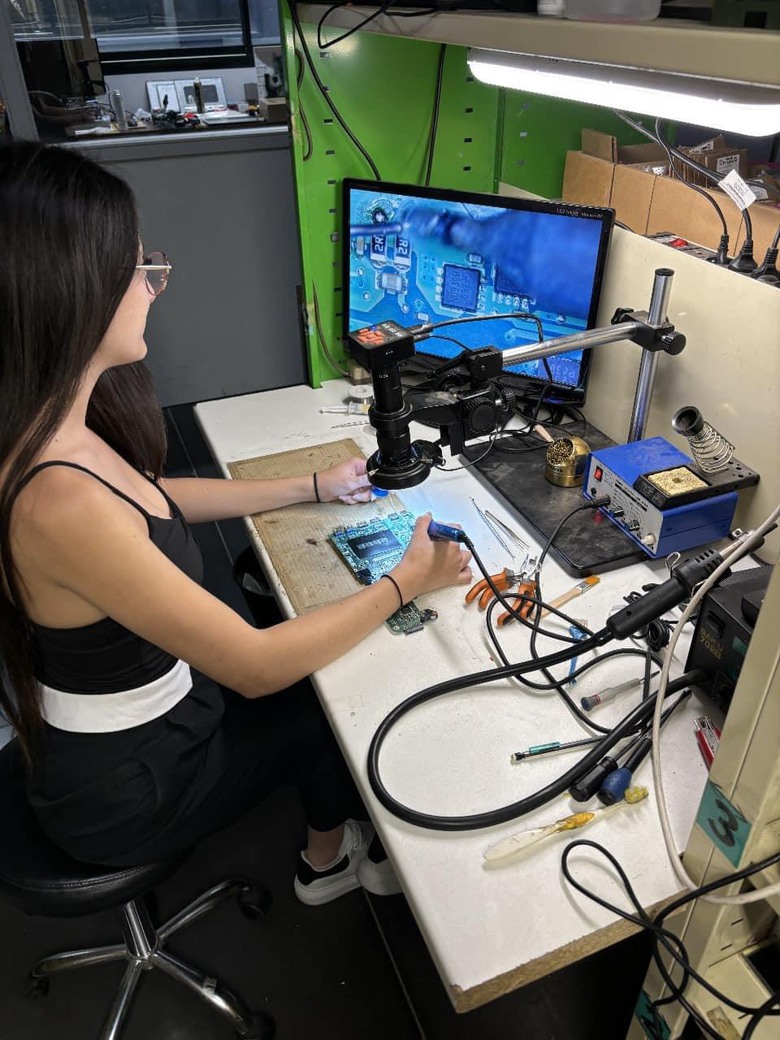 Miss Earth 2024 khởi động với h&igrave;nh ảnh dọn r&aacute;c, x&uacute;c đất v&agrave; giải cứu b&ograve; khỏi l&ograve; mổ- Ảnh 2.