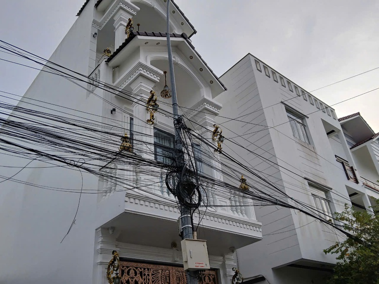 C&aacute;p điện, viễn th&ocirc;ng giăng "mạng nhện" tr&ecirc;n phố Cần Thơ- Ảnh 4.