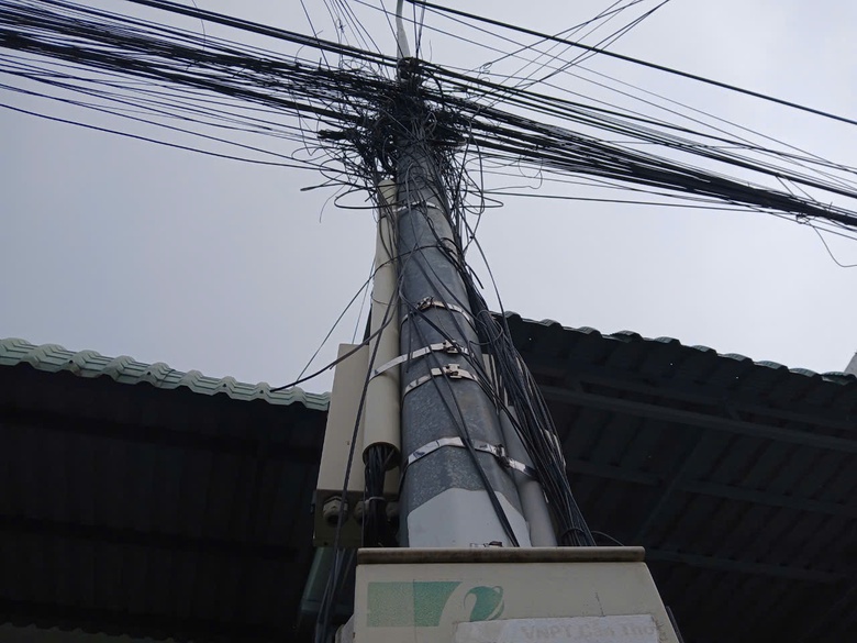 C&aacute;p điện, viễn th&ocirc;ng giăng "mạng nhện" tr&ecirc;n phố Cần Thơ- Ảnh 8.