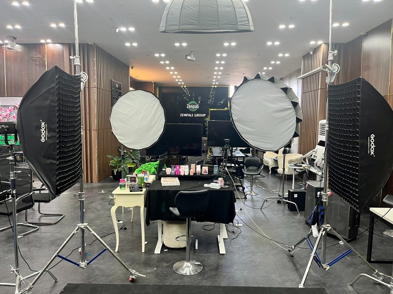 Ph&aacute;t hiện tr&ecirc;n 10.000 chai nước hoa kh&ocirc;ng r&otilde; nguồn gốc được hot TikToker b&aacute;n livestream- Ảnh 1.