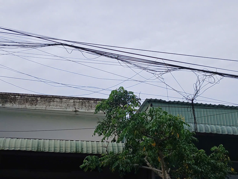 C&aacute;p điện, viễn th&ocirc;ng giăng "mạng nhện" tr&ecirc;n phố Cần Thơ- Ảnh 5.