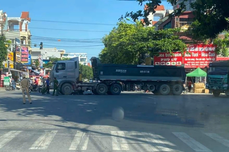 Xe đầu k&eacute;o cuốn xe đạp điện v&agrave;o gầm, người phụ nữ tử vong thương t&acirc;m - Ảnh 1.