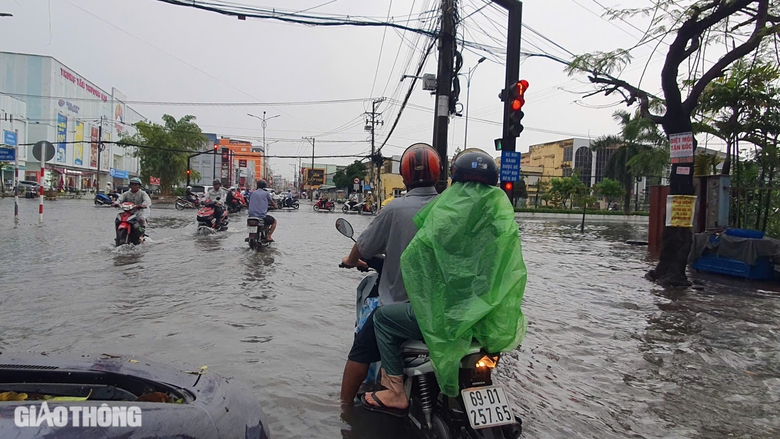 Mưa lớn hơn 1 tiếng, nội &ocirc; th&agrave;nh phố C&agrave; Mau ngập s&acirc;u- Ảnh 1.