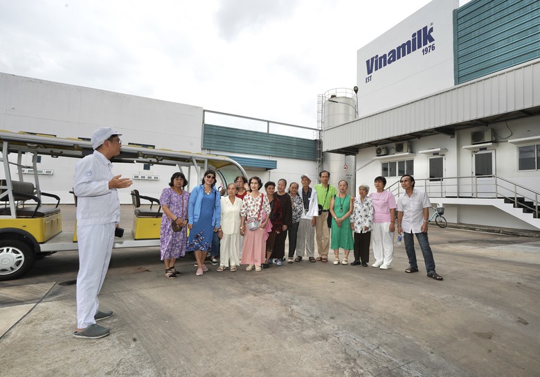 Đo&agrave;n tham quan nghe giới thiệu về hệ thống 13 nh&agrave; m&aacute;y hiện đại từ Bắc v&agrave;o Nam của Vinamilk, trong đ&oacute;, c&oacute; Si&ecirc;u nh&agrave; m&aacute;y Sữa Việt Nam (Mega Factory) c&oacute; c&ocirc;ng suất hơn 800 triệu l&iacute;t/năm tại B&igrave;nh Dương.