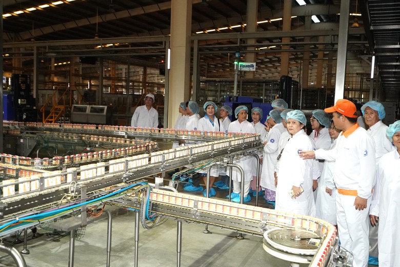 Ấn tượng v&igrave; sự đầu tư si&ecirc;u nh&agrave; m&aacute;y của Vinamilk để l&agrave;m ra mỗi hộp sữa- Ảnh 4.