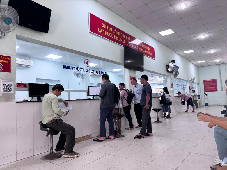 Người d&acirc;n e ngại, sợ lừa đảo khi đăng k&yacute; xe trực tuyến qua VNeID- Ảnh 1.