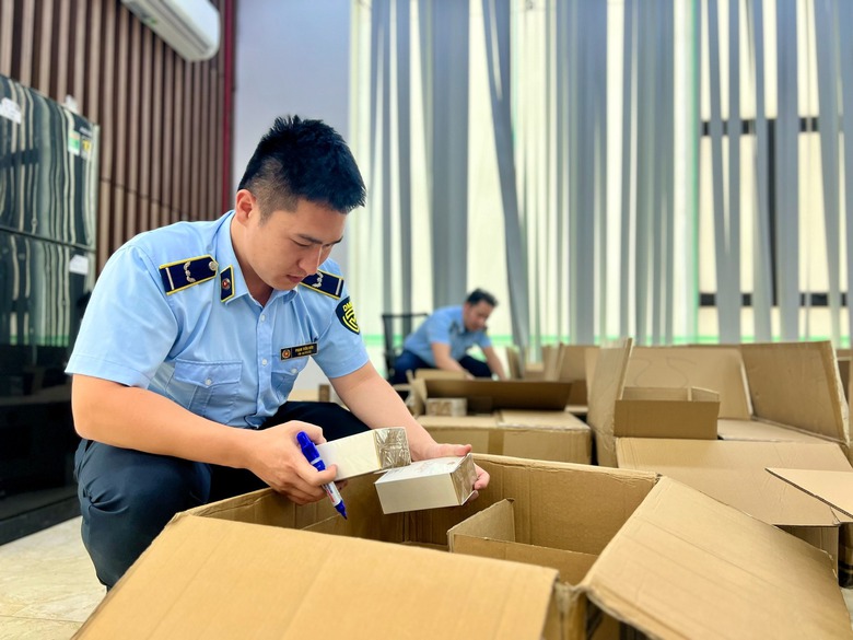 Ph&aacute;t hiện tr&ecirc;n 10.000 chai nước hoa kh&ocirc;ng r&otilde; nguồn gốc được hot TikToker b&aacute;n livestream- Ảnh 3.