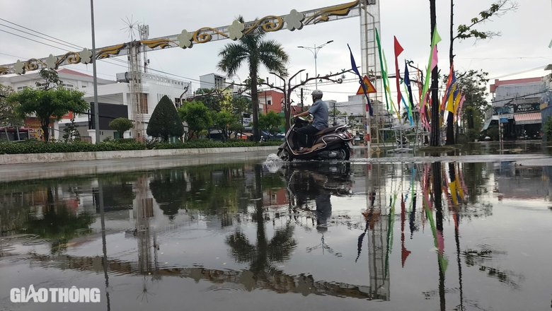 Mưa lớn hơn 1 tiếng, nội &ocirc; th&agrave;nh phố C&agrave; Mau ngập s&acirc;u- Ảnh 2.