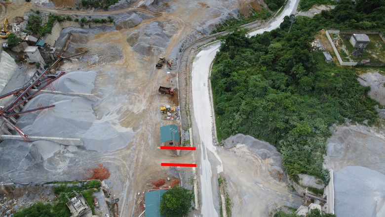 Điện Bi&ecirc;n: Mỏ đ&aacute; nổ m&igrave;n, đ&aacute; khủng bay ra giữa QL279, uy hiếp an to&agrave;n giao th&ocirc;ng- Ảnh 4.