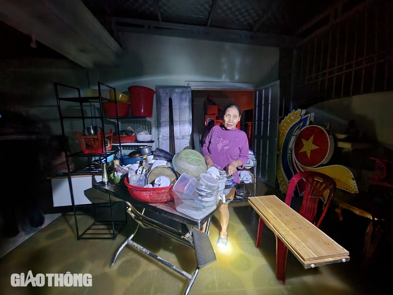 Người d&acirc;n rốn lũ Quảng B&igrave;nh chong đ&egrave;n ăn cơm, dọn b&ugrave;n khi nước r&uacute;t- Ảnh 3.