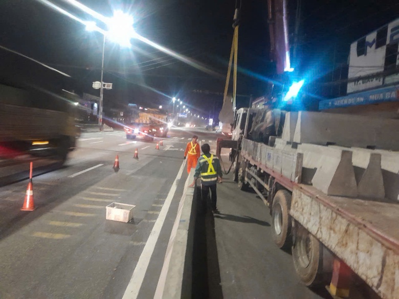 Lần lượt xử lý hư hỏng, ngập nước trên các tuyến quốc lộ qua Đồng Nai- Ảnh 3. Lần lượt xử lý hư hỏng, ngập nước trên các tuyến quốc lộ qua Đồng Nai- Ảnh 3.