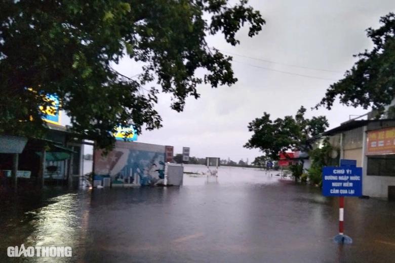 Nhiều nơi ở Quảng Trị vẫn bị nước lũ bủa v&acirc;y sau b&atilde;o số 6- Ảnh 1.